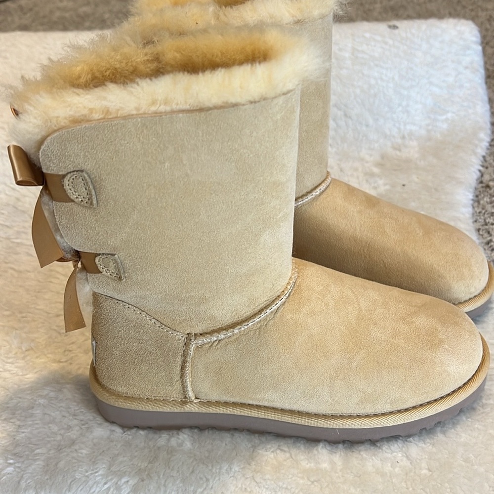 Brand New Ugg. Never worn! Bailey Bow. Light beige